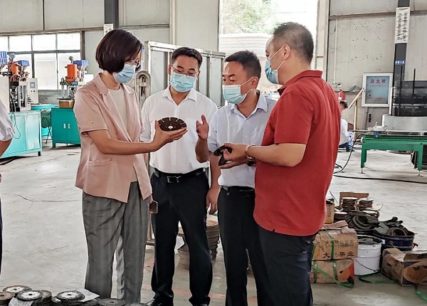鄂州市委常委、統(tǒng)戰(zhàn)部部長鄒霞一行蒞臨昌利公司調(diào)研指導