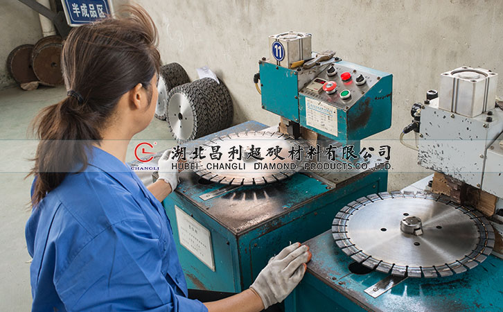 誰都想選擇質(zhì)量穩(wěn)定生產(chǎn)技術(shù)先進(jìn)的花崗巖鋸片,你是怎么選的？